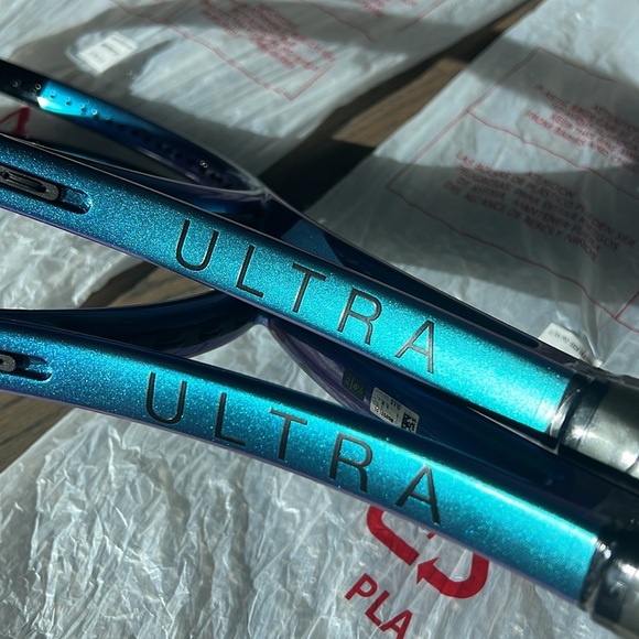 NWT Set of Wilson Ultra Pro 18x20 v4, Grip 2 - Picture 14 of 14